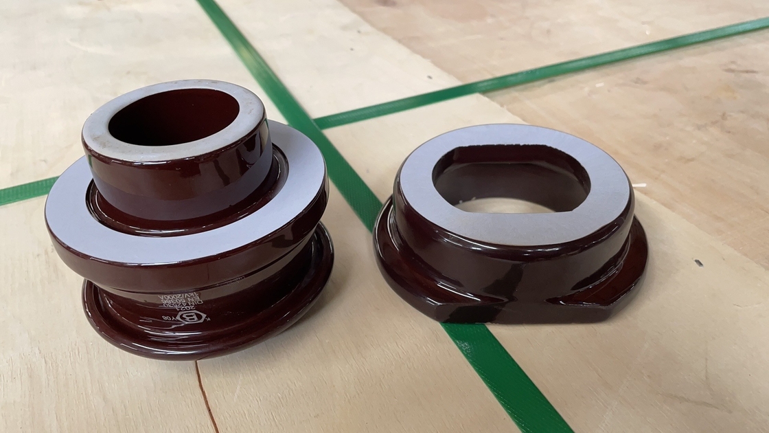 브라운은 1kV 2000A 트랜스 자기 부싱에 글레이즈를 발랐습니다